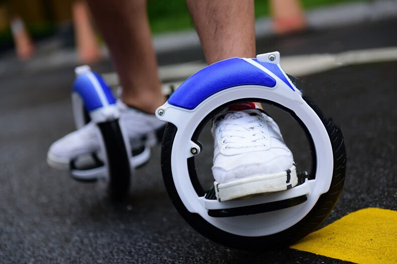 独立滑板车风火轮免充气静音分体式轨迹轮滑代步轮滑漂移板滑板 x12