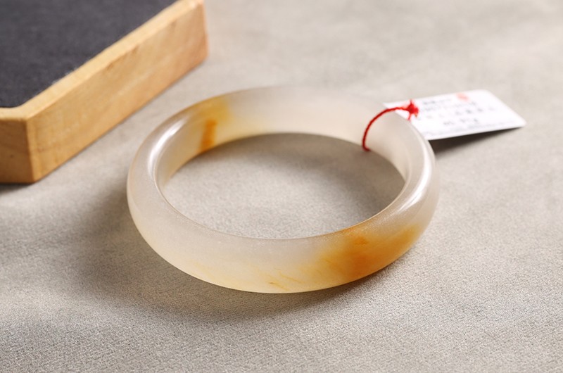 新疆天然金丝玉手镯/黄白俏色/手镯子/54/55