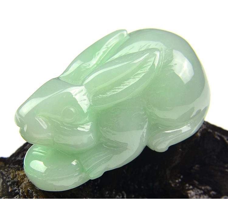 略懂 翡翠a货果绿玉生肖兔子吊坠 立体饱满翡翠十二生肖兔子玉石玉佩