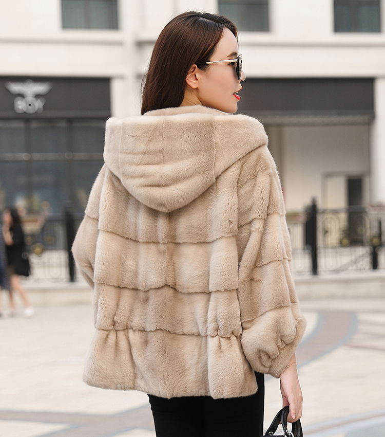 伊奴卡 斗篷貂披肩蝙蝠进口天鹅绒水貂皮草整貂貂皮大衣女2020新款