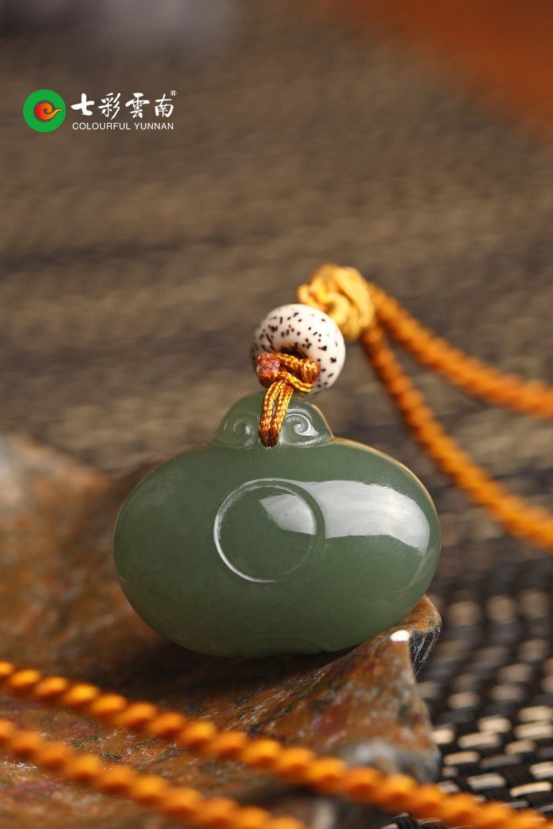 七彩云南和田玉吊坠白玉青玉挂件福从天降