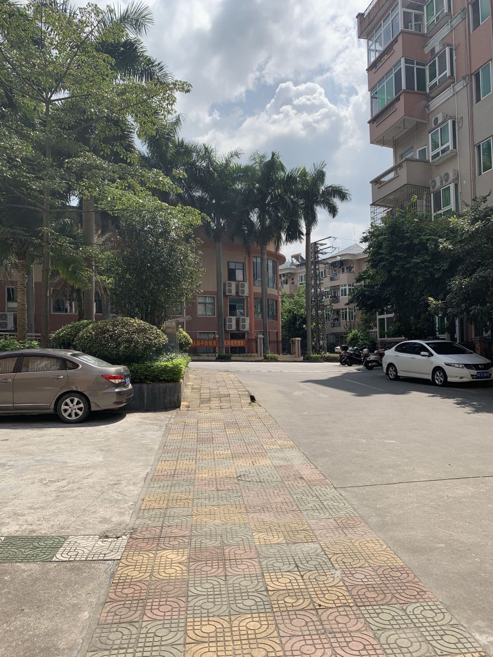 第一次拍卖广州市从化区街口街荔景园景园北路1号701房的房产所占有50