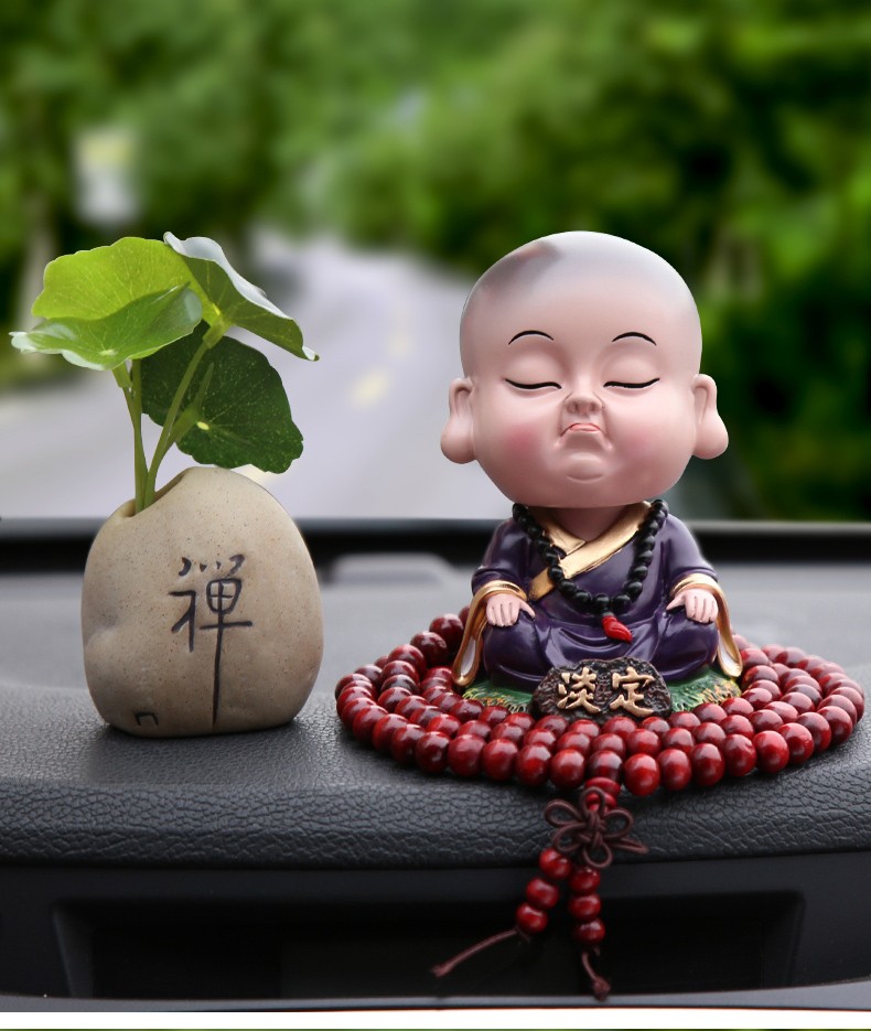 汽车摆件新款摇头小和尚摆件网红可爱公仔摆件车载小沙弥平安佛车内