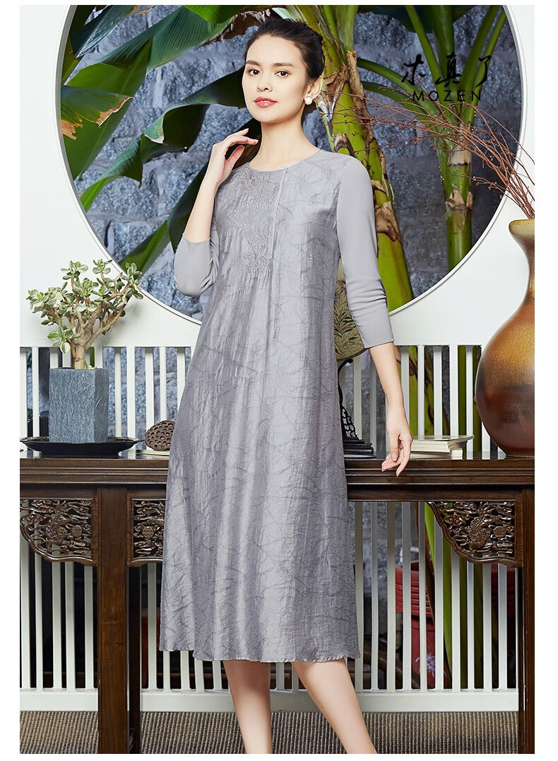 木真了民族风女装2020春新款复古花卉刺绣中式改良连衣裙女中长款 907