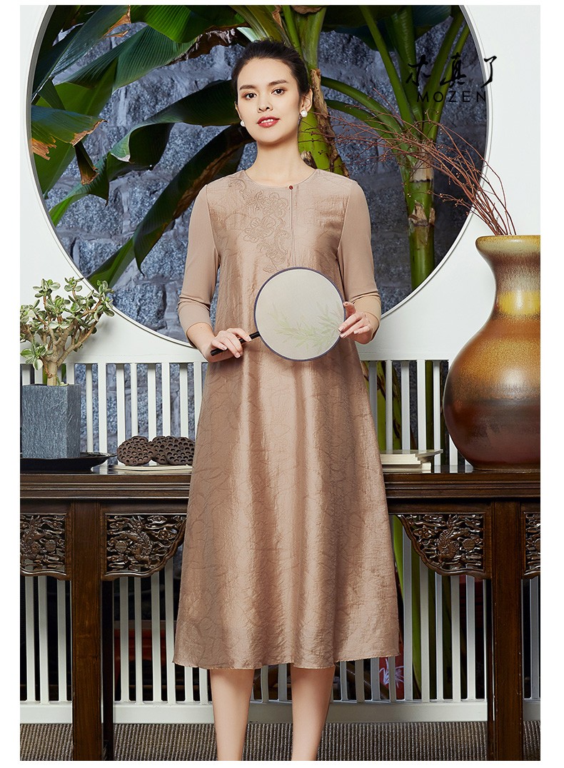 木真了民族风女装2020春新款复古花卉刺绣中式改良连衣裙女中长款 907