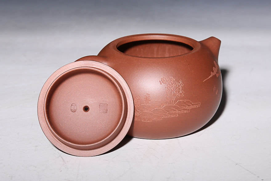 王品荣老师的壶都是纯手工制作,刻绘图案每一把都均有不同,都是老师