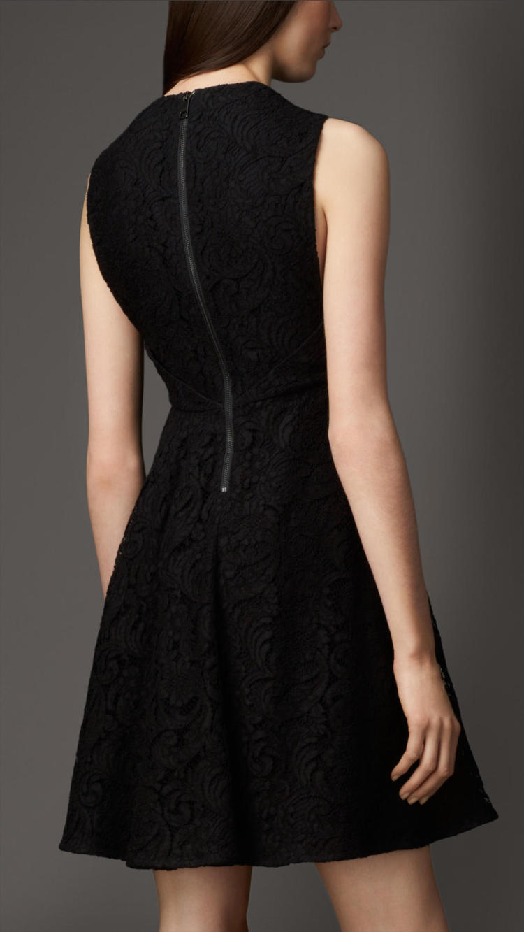 v字领蕾丝连衣裙产品描述  ?