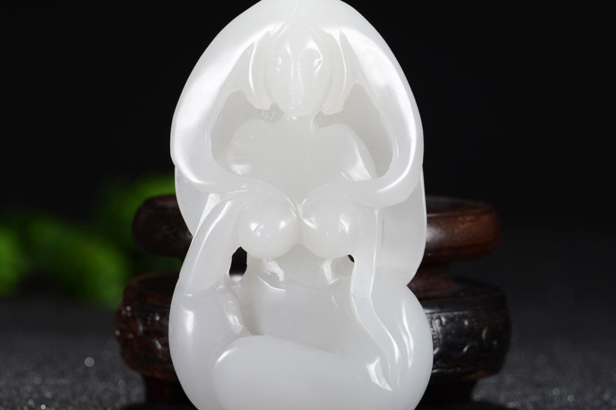 【实物已检】玉雕名家韦龙作品 和田玉 倾城裸女把件 105.29克 兴玉缘