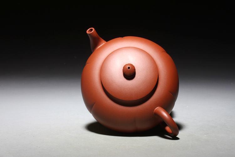 大徒弟,凭借师傅与自身历练的技术与经验摸索在紫砂之路上的年青陶手