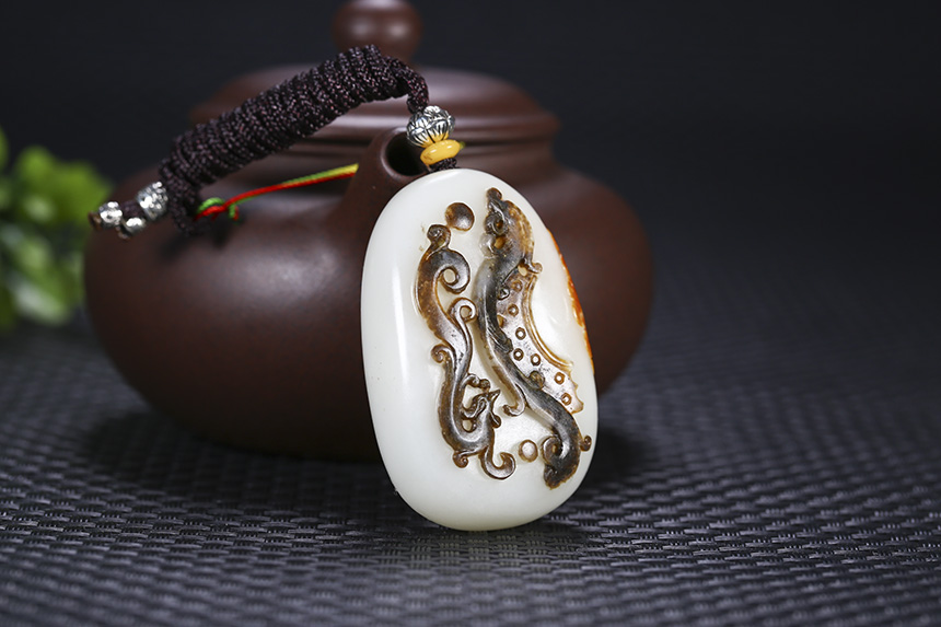 中国玉雕大师张保国作品 和田玉 仿古龙 挂件 重80.208克 龙之翔玉器