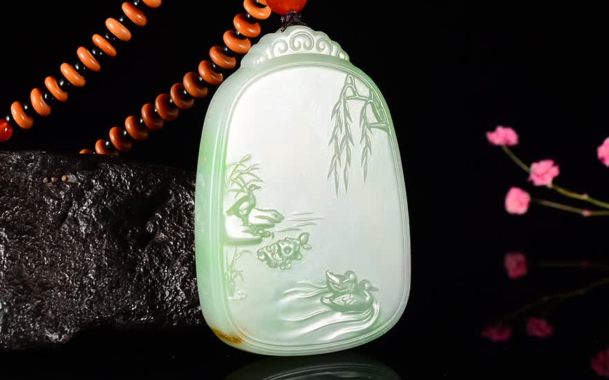 玉石雕刻大师杨三喜作品,和田玉翠青连年有余挂件,手感温润,造型优美