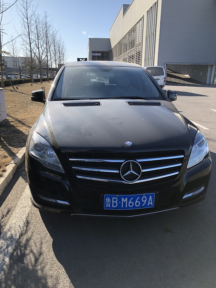 第一次拍卖车牌号为鲁bm669a奔驰牌轿车一辆不带牌