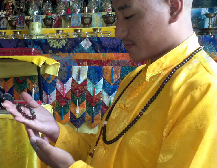 色达喇荣五明佛学院益西活佛为我们的天珠开光