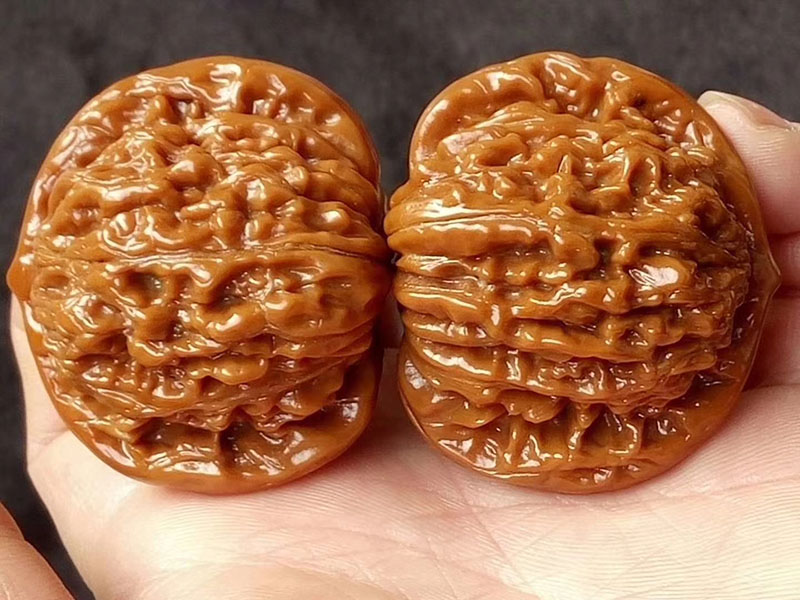 玫之尔四座楼狮子头完美包浆打对精美周正饱满核桃文玩