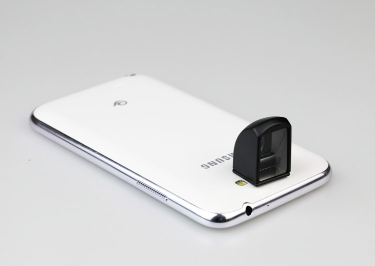 手机潜望镜还有一个好处则是解决了没有人帮助的情况下无法保证自拍