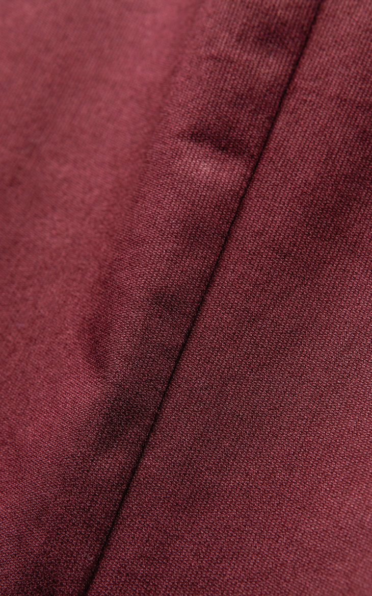 棉混纺面料,舒适抗皱,耐磨不缩水,悬垂性较好          一粒扣