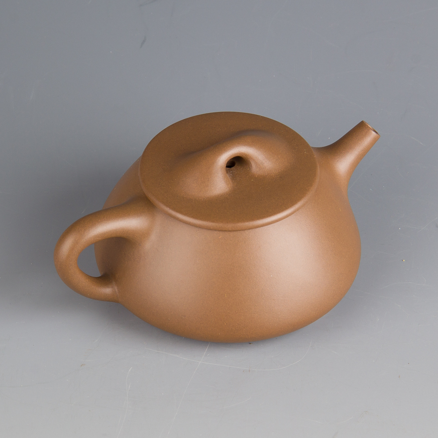 作者介绍 许法良1962年生于陶都宜兴,自幼对紫砂艺术产生深厚的兴趣