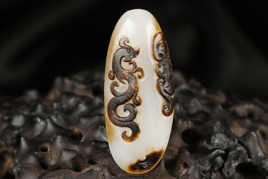 皮色雕刻仿古螭龙 古璧和蝙蝠,古朴典雅,龙为中华民族的图腾,象征盛世