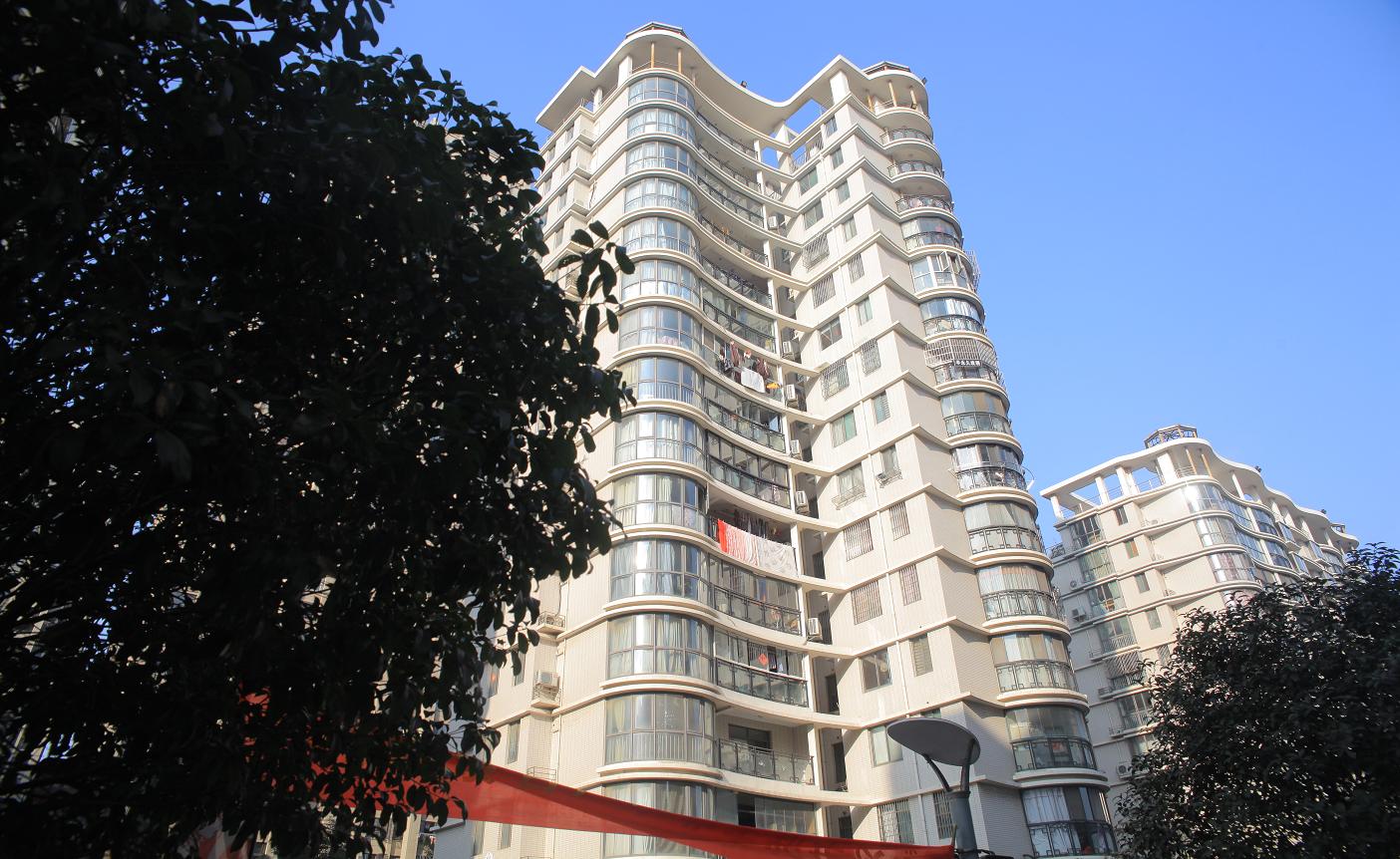 合肥市合经区石门路北,叠嶂路西雍景台2幢201室