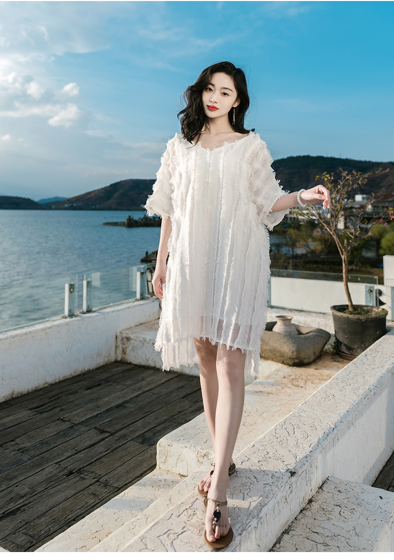 西子美丽心情2021春夏新款女装白色v领宽松流苏雪纺连衣裙沙滩裙海边
