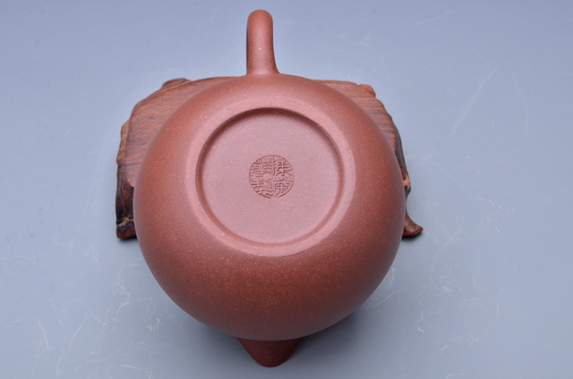 印章:菊华 泥料:黄龙山原矿底槽青泥 容量:约200cc 陈菊华