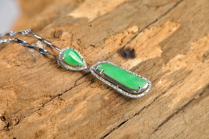 翡翠a货随形吊坠 1.30g 中艺日盛