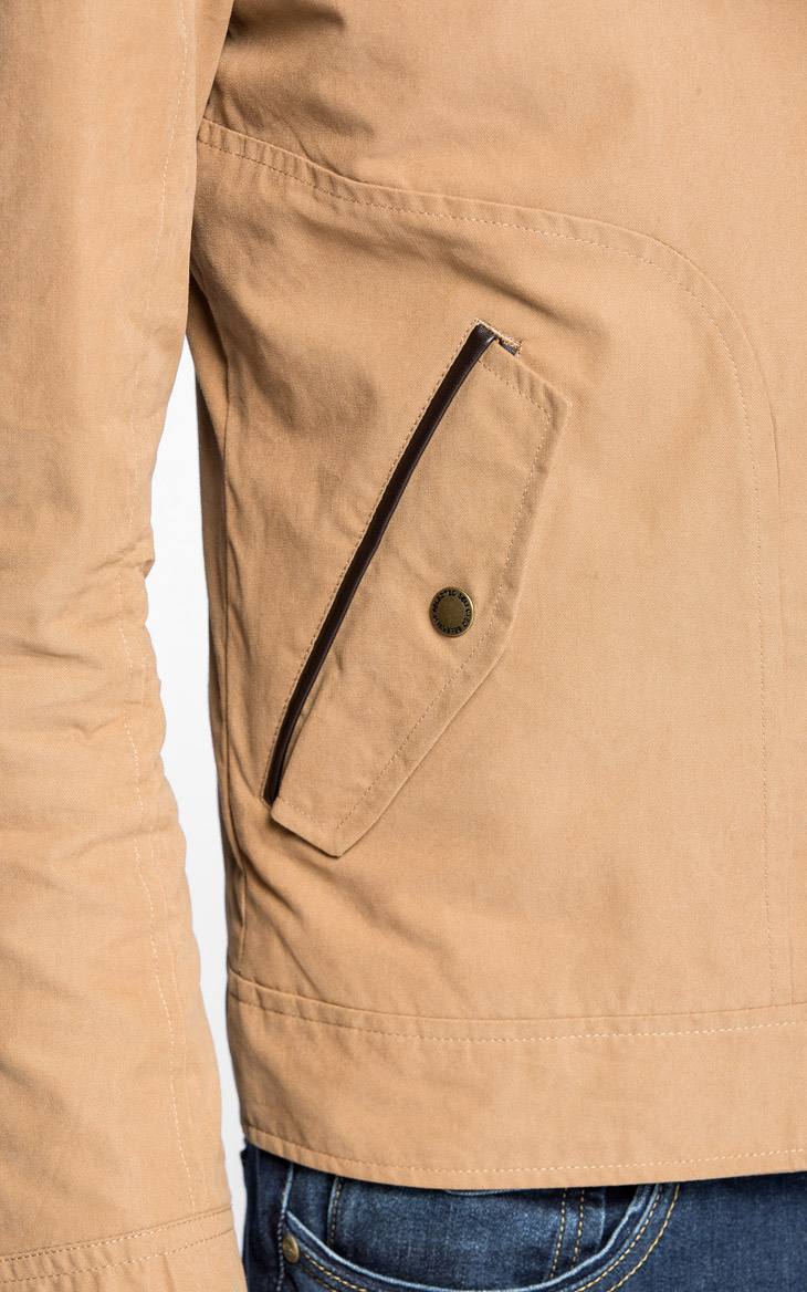 袋盖斜插兜 皮质嵌条拉链斜插兜,美观且实用