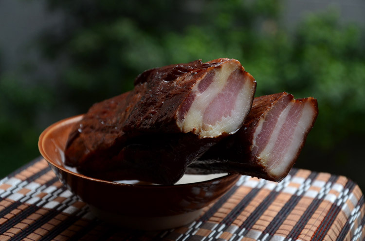 腌制腊肉的好季节.四川人家家户户做腊肉,一次就做很多,可以吃到来年.