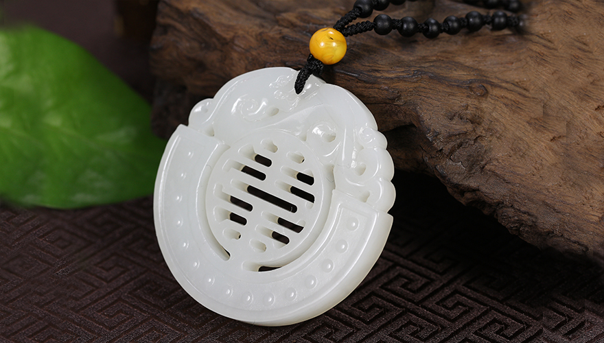 和田玉白玉螭龙璧挂件,玉质质地坚实缜密,雕刻细致,清雅流畅,简中见繁