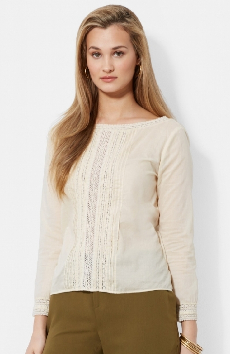 a collarbone-skimming neckli