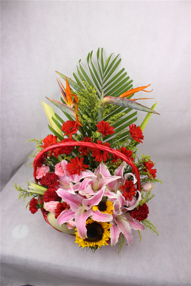 花材:6朵粉色香水百合,2朵向日葵,2只天堂鸟,11朵红色扶郎花
