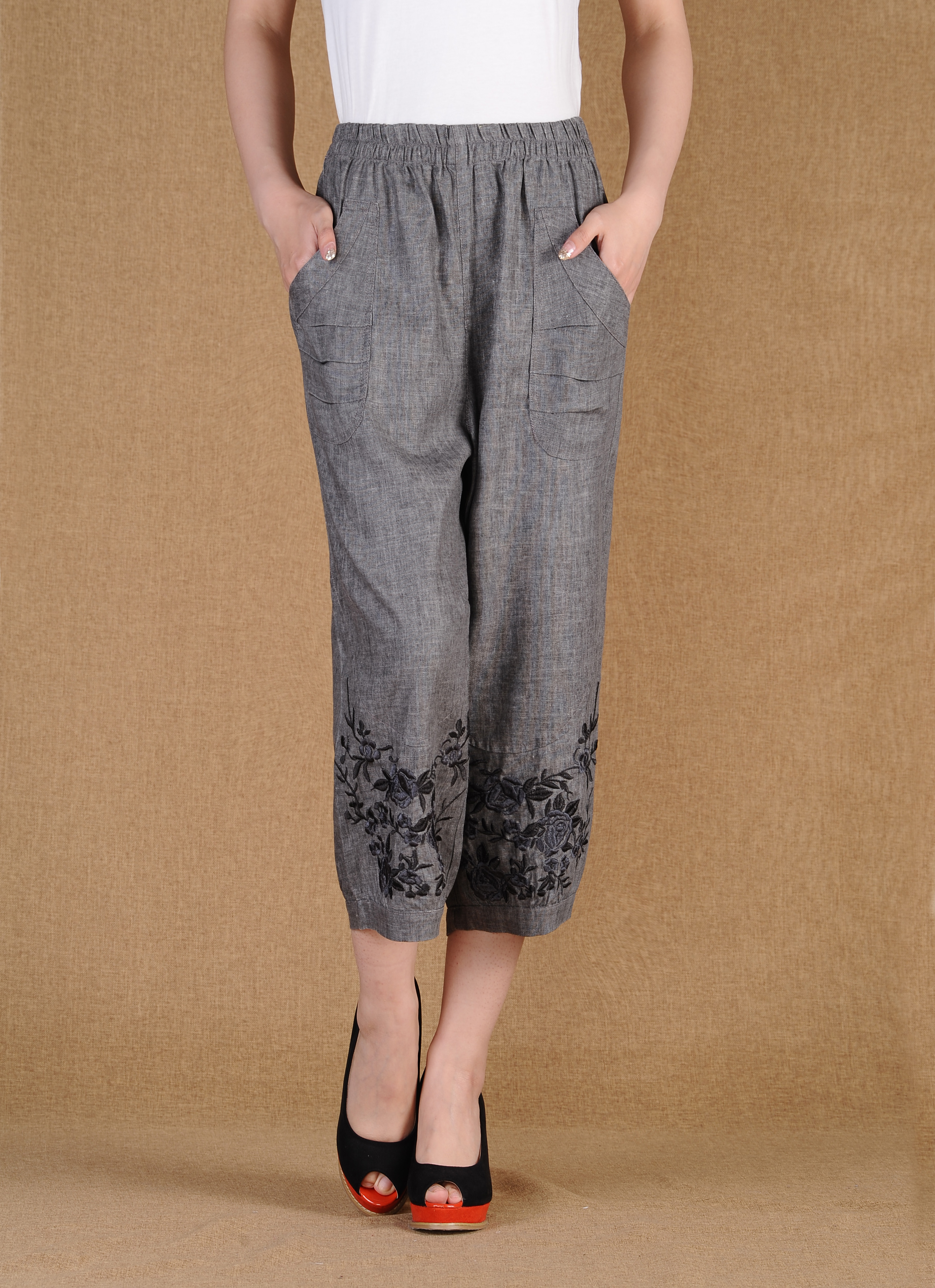 俪璟 夏装中老年妈妈装七分裤松紧腰绣花宽松棉麻休闲裤 浅灰 5xl