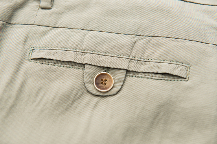 采用挖袋设计后口袋平整,自然,一次开机裁剪,上下唇精美吻合,扣帽点缀