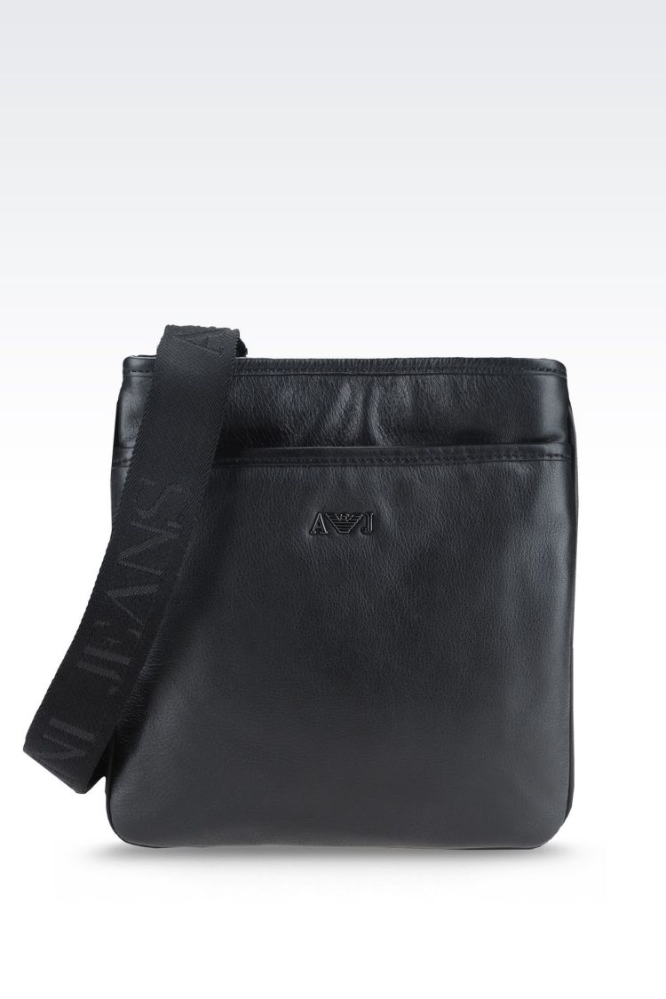 armani jeans 男士 logo款肩带真皮单肩包 45270052te