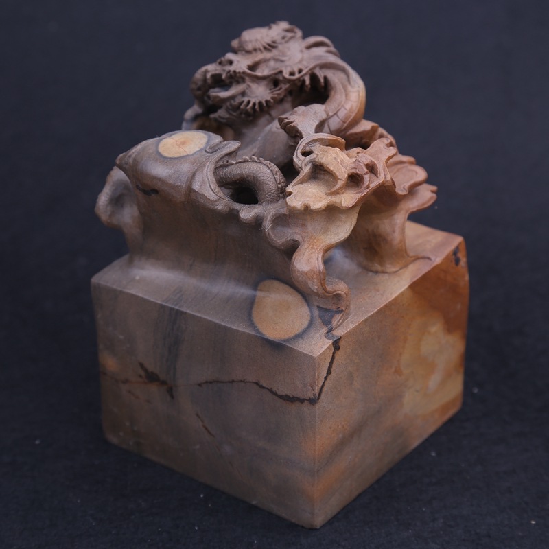 高级工艺美术师 黄浩森 作品《金龙玉玺》