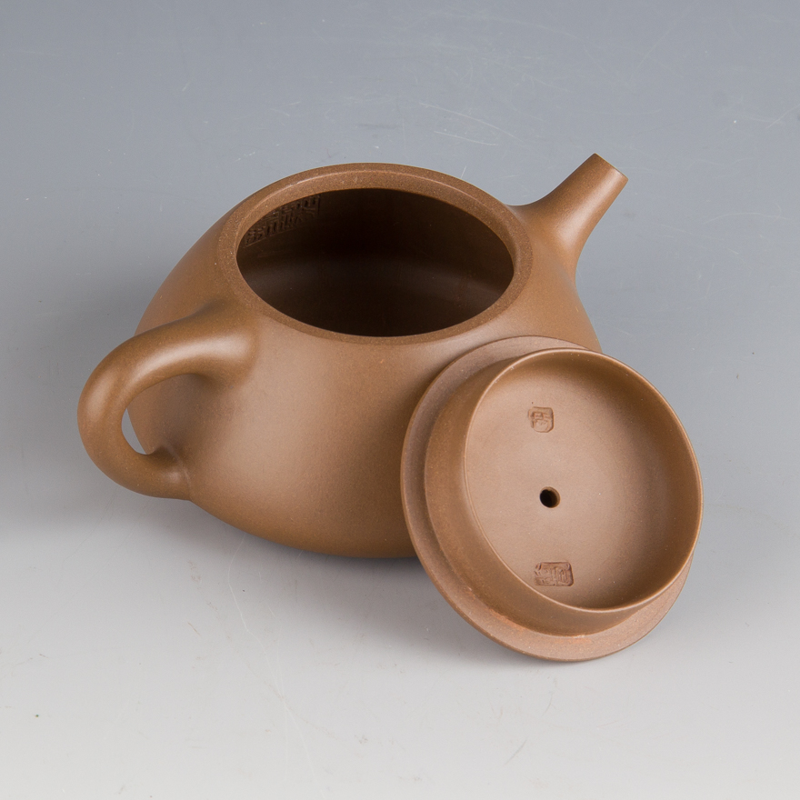 作者介绍 许法良1962年生于陶都宜兴,自幼对紫砂艺术产生深厚的兴趣