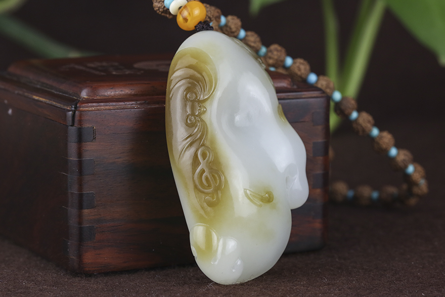 和田羊脂玉福在眼前挂件 72.912克【玉石传奇】