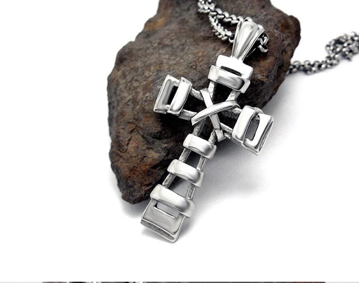 辉梦 项坠吊坠镂空钛钢项链 朋克风格复古十字架配件挂件 单坠子