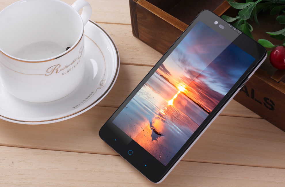 中兴（ZTE）N928DT 移动4G 智能手机 前黑后白