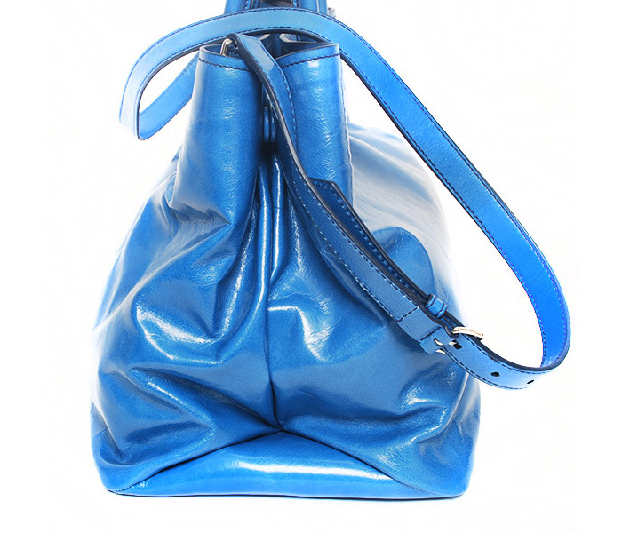 prada是由mario prada创立的家族生意,以生产手袋闻名欧洲,miu miu是