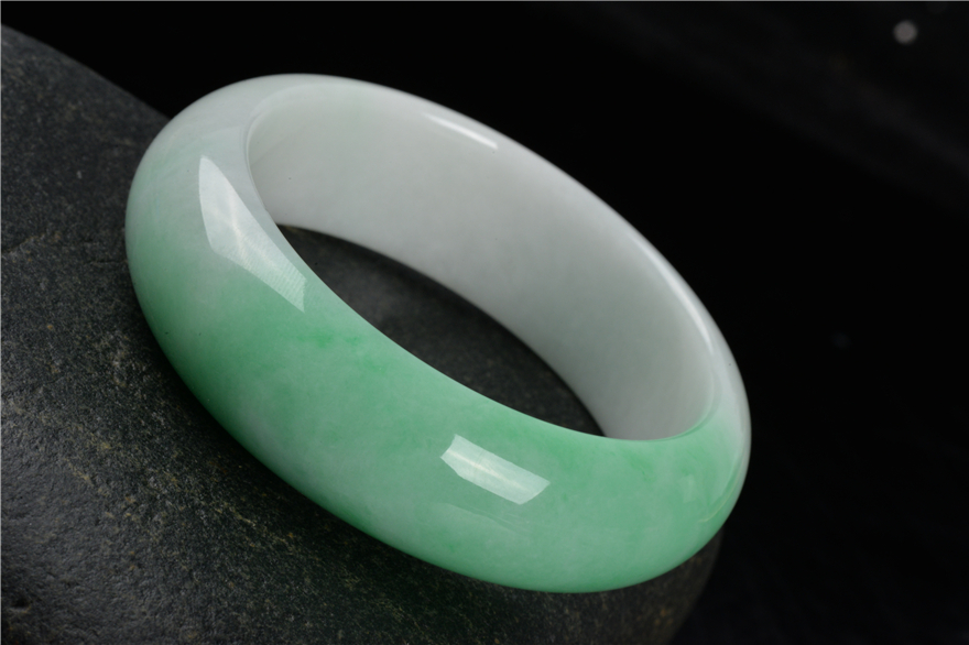 天然a货 冰糯种飘绿翡翠手镯92.09g 内径:57-58mm