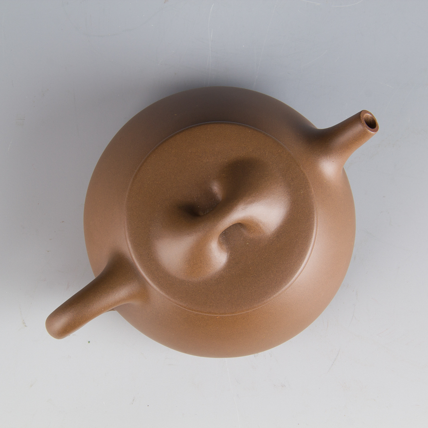 作者介绍 许法良1962年生于陶都宜兴,自幼对紫砂艺术产生深厚的兴趣