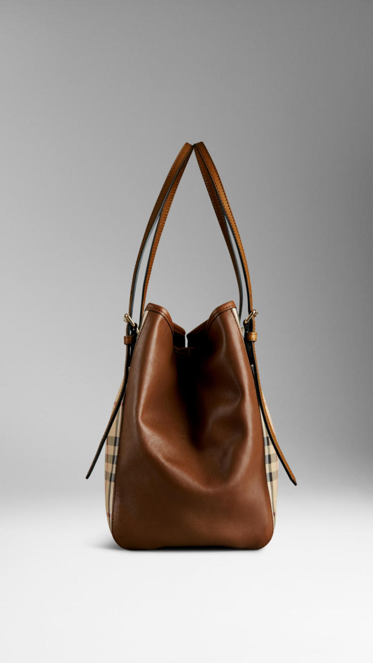 别具一格的horseferry check格纹对比皮革装饰托特包,饰有全新的