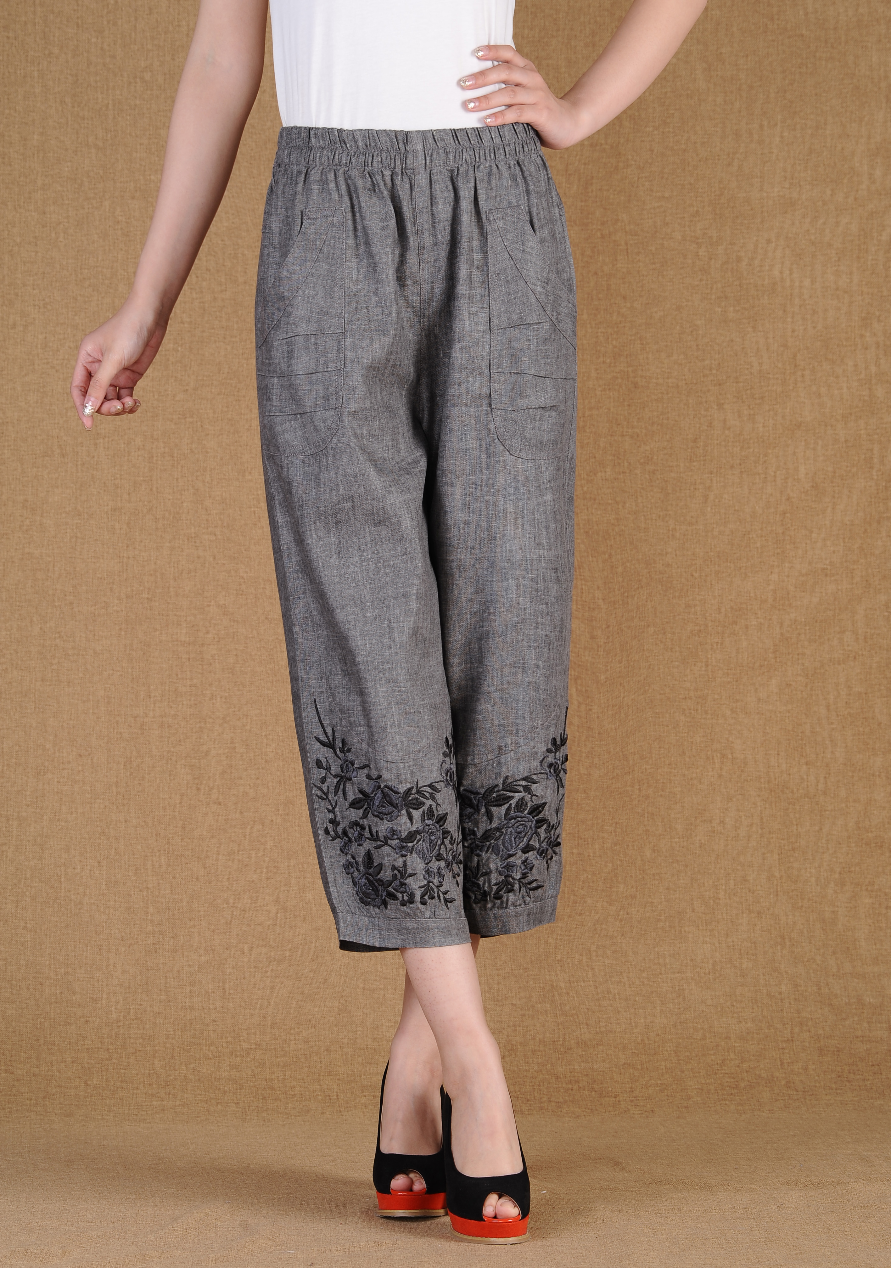 俪璟 夏装中老年妈妈装七分裤松紧腰绣花宽松棉麻休闲裤 浅灰 5xl