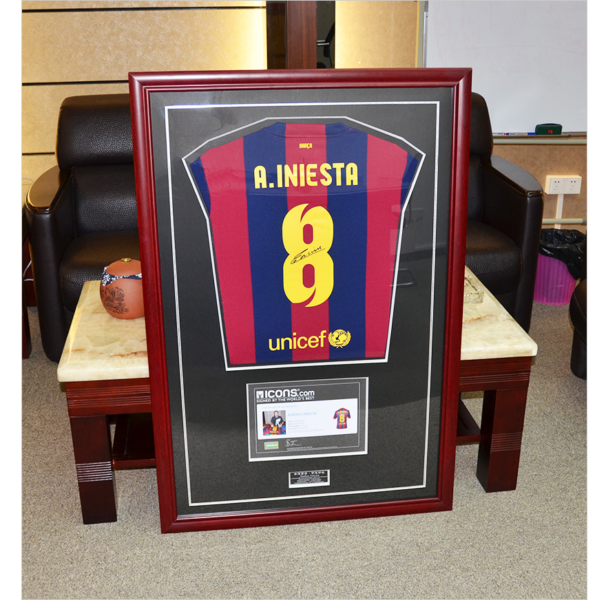 西甲霸主巴萨球员 伊涅斯塔亲笔签名2014/15 赛季巴萨球衣