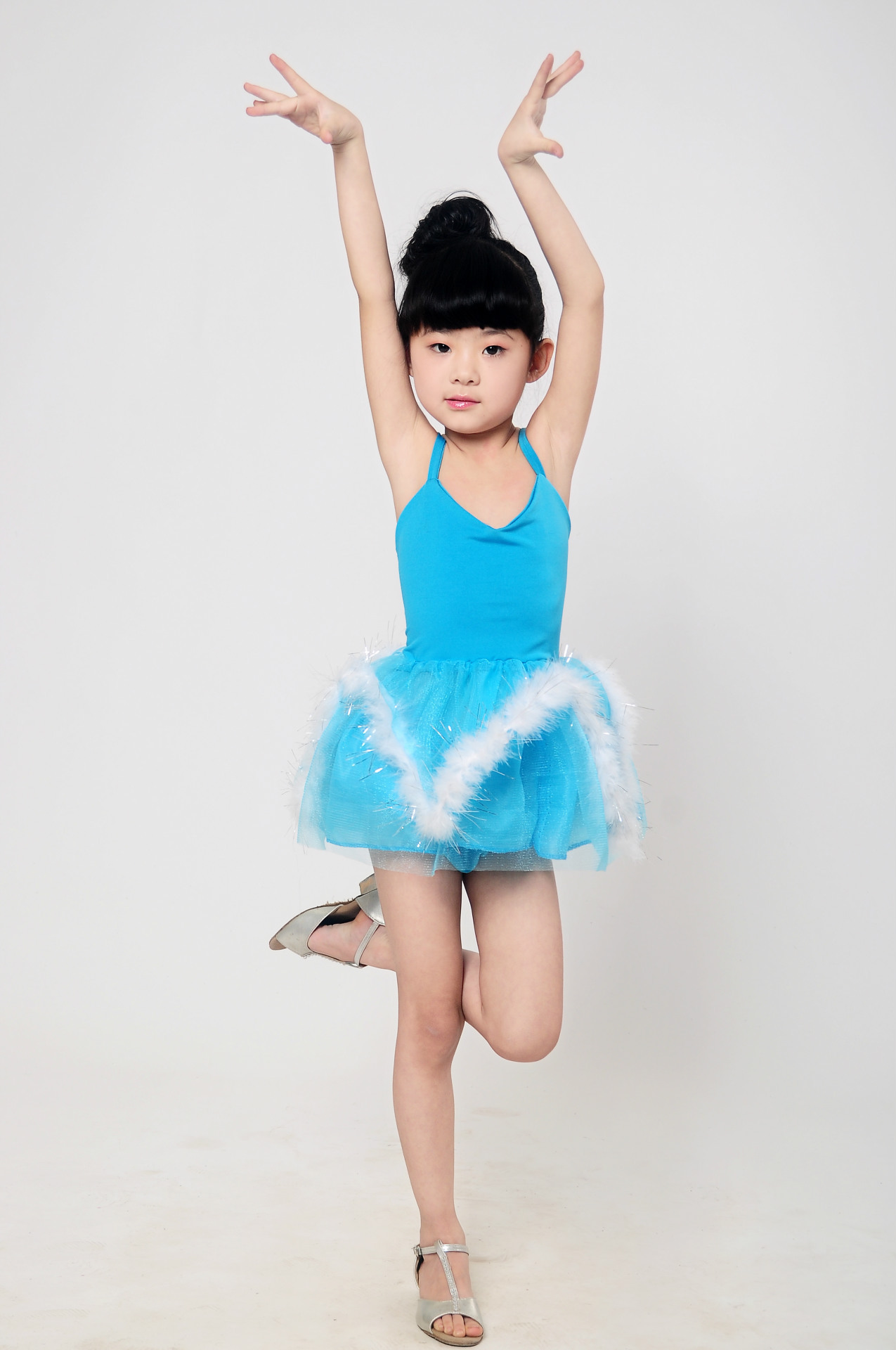 16小女孩跳拉丁舞裙子图片
