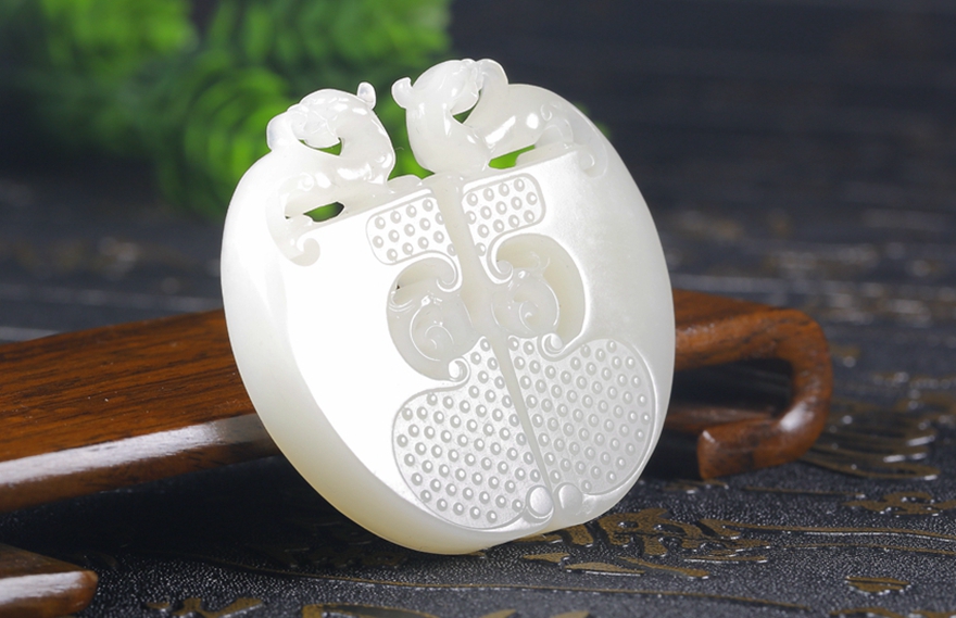 珠宝玉器 和田玉 和田玉 白玉 龙凤呈 对牌 42.0438克 奇玉拍卖