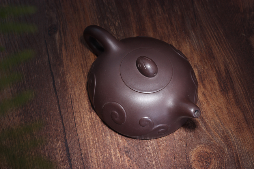 国家级助理工艺美术师 周国君 紫砂壶 紫泥《祥云》230cc 荣宝拍卖