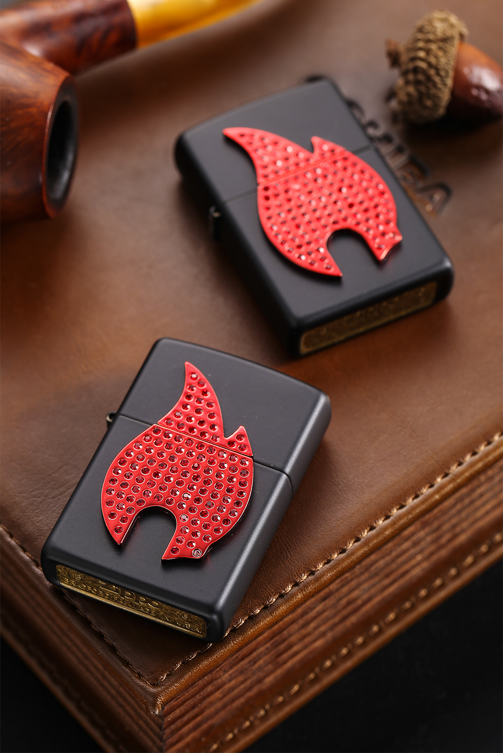 打火机zippo正版 美国原装正品 新款 黑哑漆红火焰水晶贴章 29106