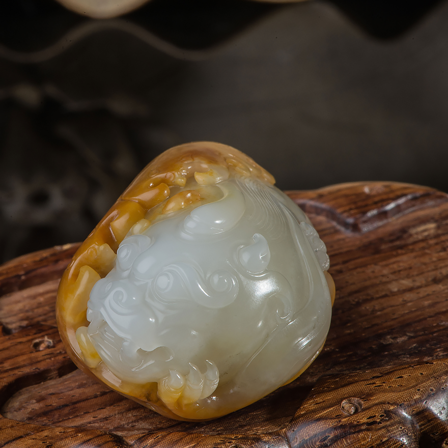 苏工玉雕名家吴广峰和田玉籽料《貔貅》49.